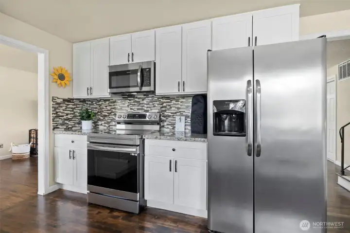 Craft your meals with updated stainless steel appliances - the fridge with ice & water is also included