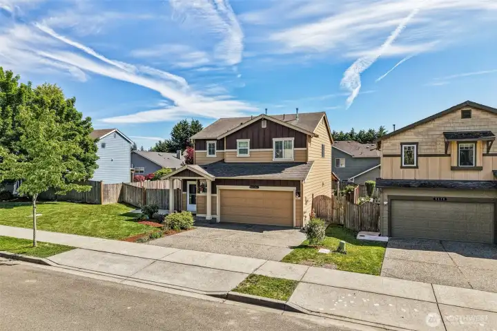 6404 35th ST NE, Marysville with attached garage and large driveway