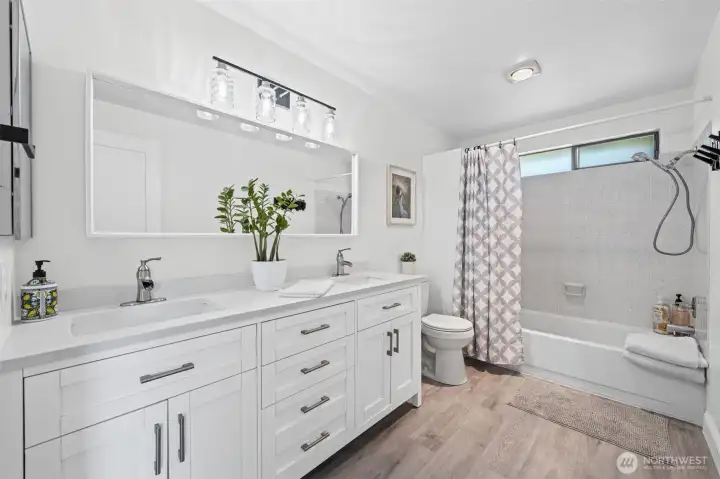Full bath between bedrooms