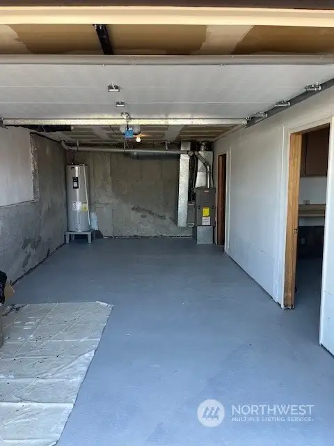 1 car garage, new garage door