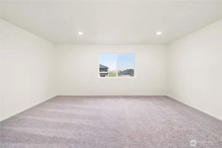 Large Bonus Room on Main