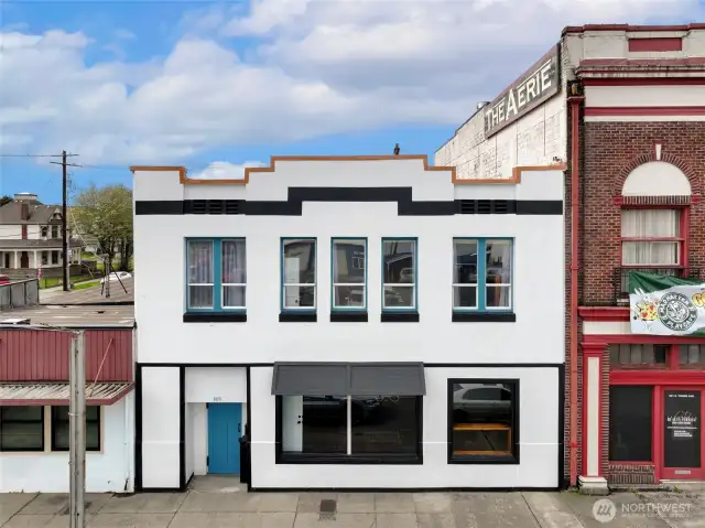 Front picture of the building and apartment.