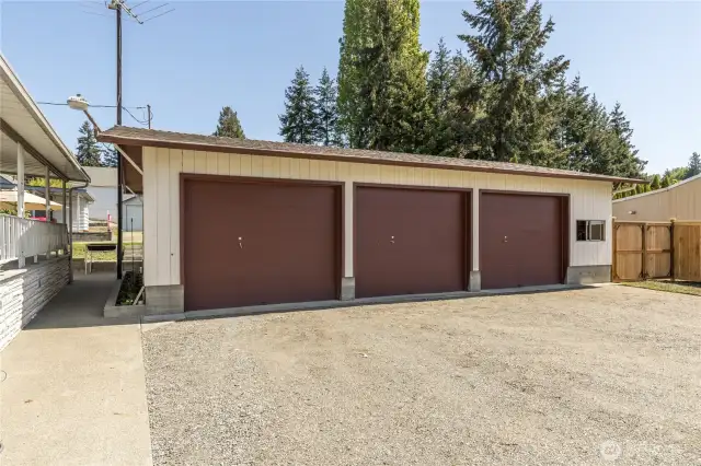 26'x40' garage/shop is wired with 50-amp 220 outlet