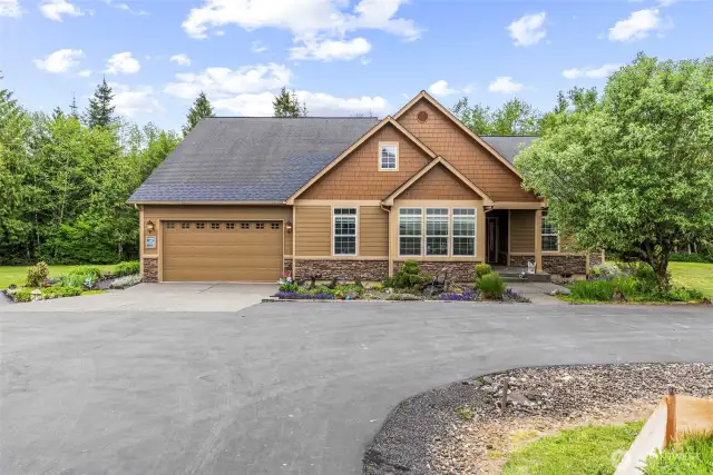 Great curb appeal at this well-maintained, peaceful abode.