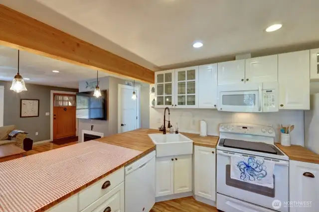 Kitchen, breakfast bar and living room