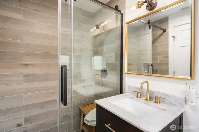 en-suite 3/4 bath
