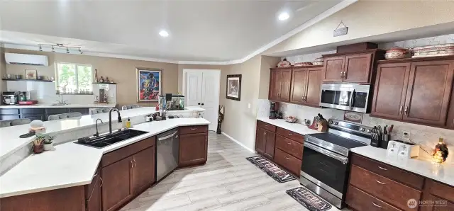 So much space to prepare meals!
