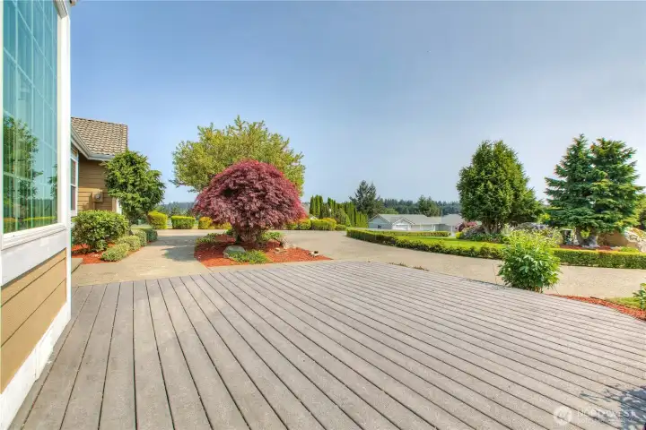 Deck off of the front of home.