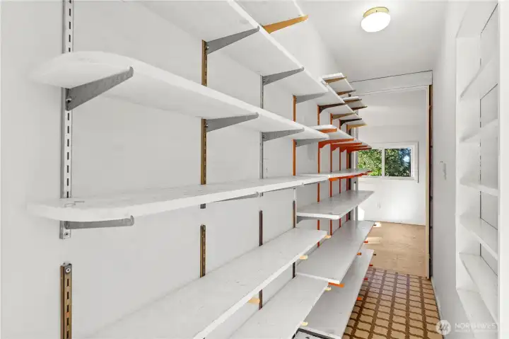 Walkthrough pantry