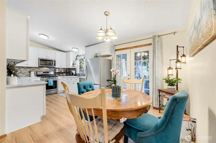 The dining room and beautiful new kitchen, very nice.