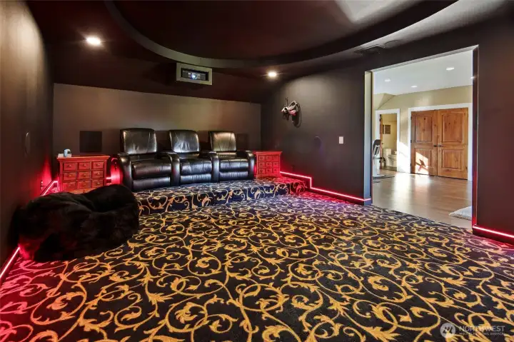 Theater/virtual reality room