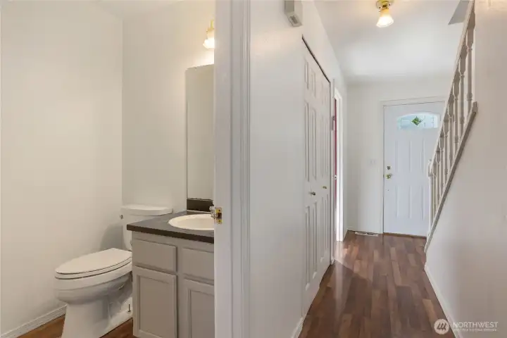 Main-level 1/2 bath