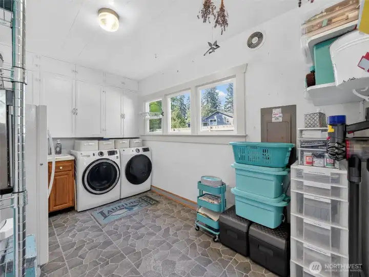 Large Laundry Room Adjacent to Kitchen - By Side/Garage Entry