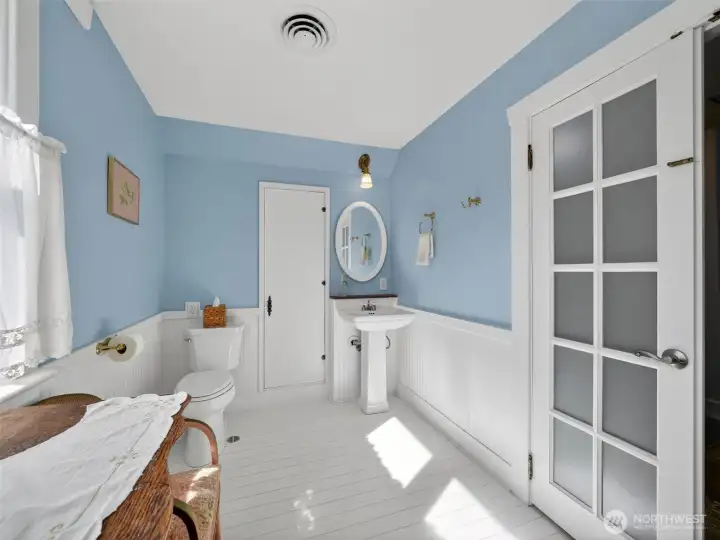 Upstairs Bathroom w/ Clawfoot Tub/Shower