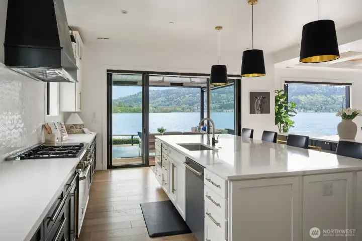 Stylish and perfect gourmet kitchen!