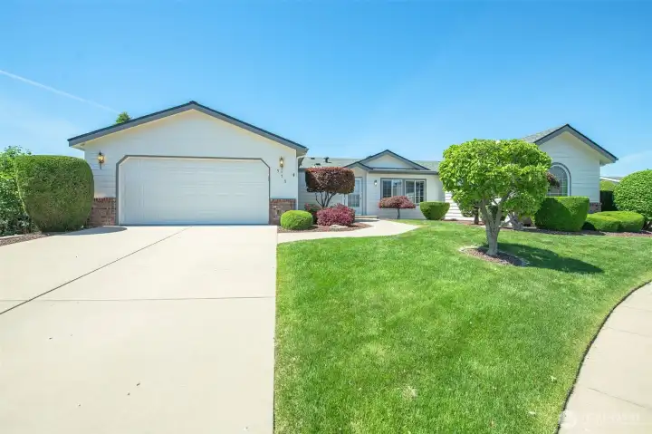 Ample parking in driveway for 2 visitors
