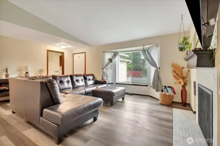 Beautiful vaulted ceiling in the living room. Beautiful vaulted ceiling in the living room.