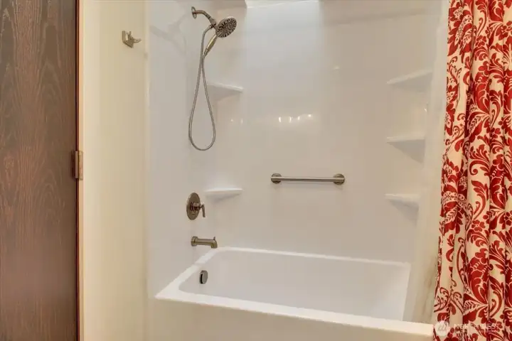 Brand new tub and surround (under warranty!). Brand new tub and surround (under warranty!).