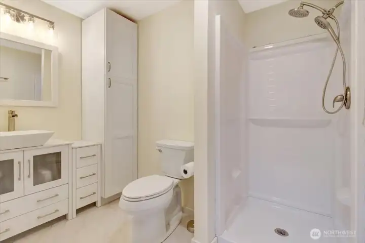 Completely updated en-suite bathroom attached to primary bedroom. Completely updated en-suite bathroom attached to primary bedroom.