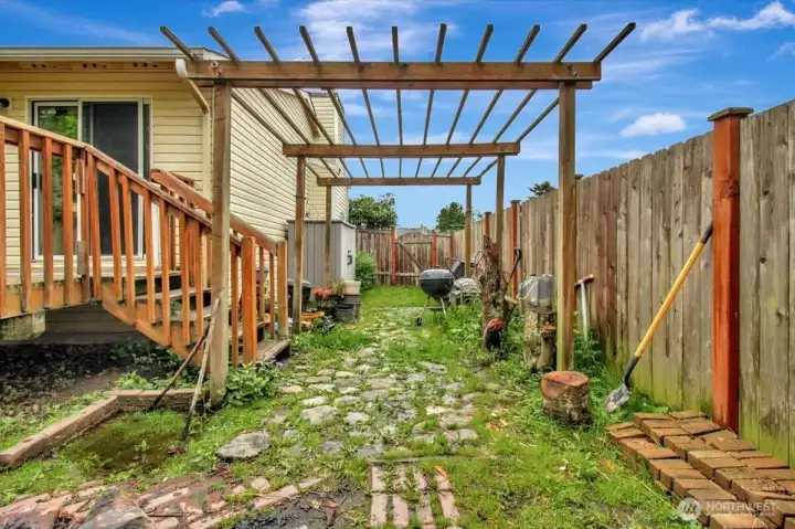 Storage shed in backyard with great pergola! Storage shed in backyard with great pergola!