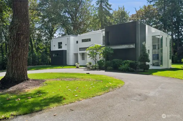 U-shaped driveway with plenty of room for entertaining.