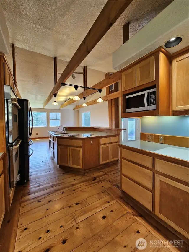 Spacious Island with Cooktop and Prep Sink