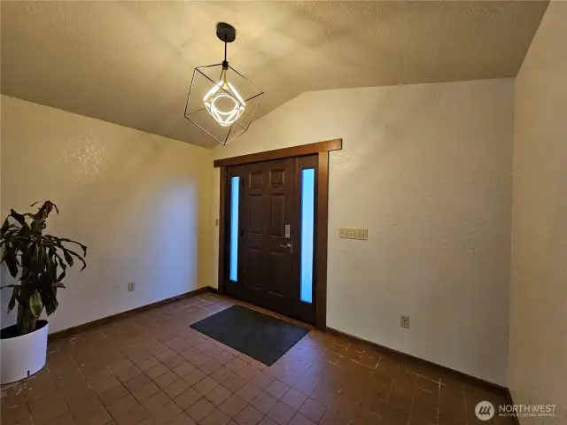 Large Welcoming Entryway!