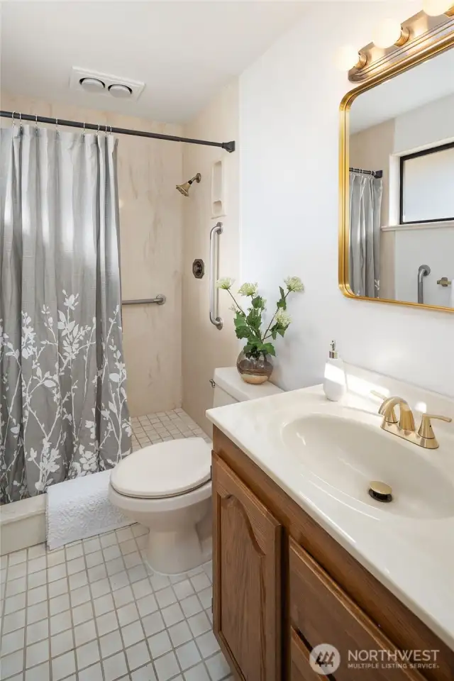 primary 3/4 bath