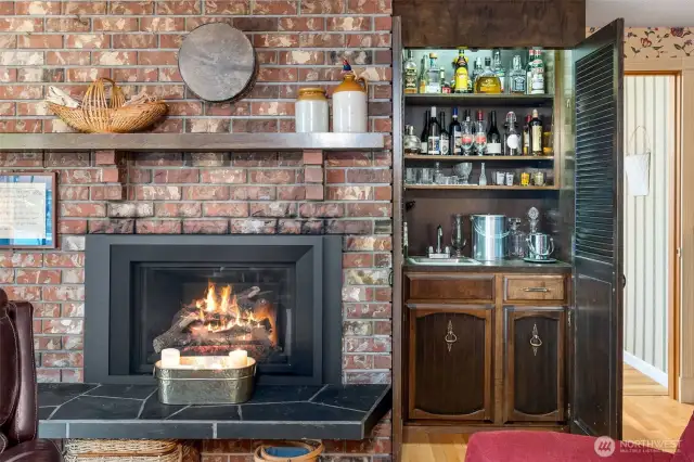 A gas fireplace means no fuss, no muss--perfect while you enjoy cocktails from your wet bar!