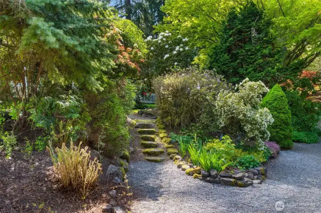 The gorgeously landscaped yard welcomes you home!