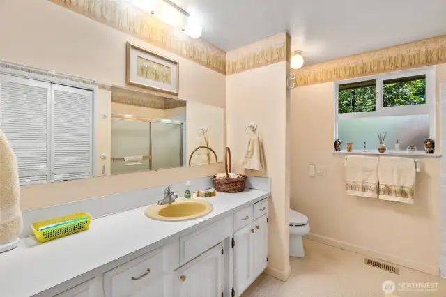 Full hall bath