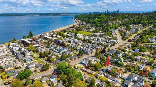 Just a short stroll to the wonderful shops of Alki and some of the best recreation in Seattle.
