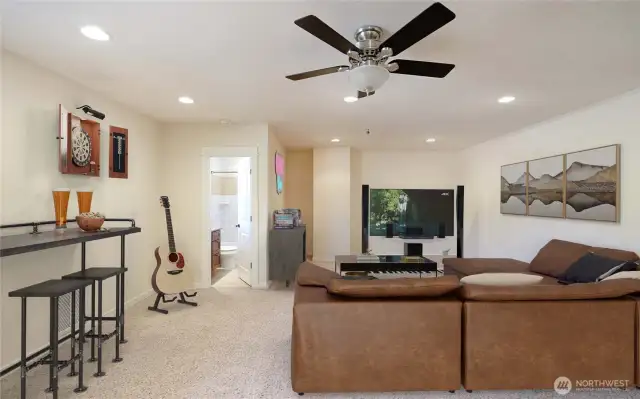 Virtually staged upper level bonus room!