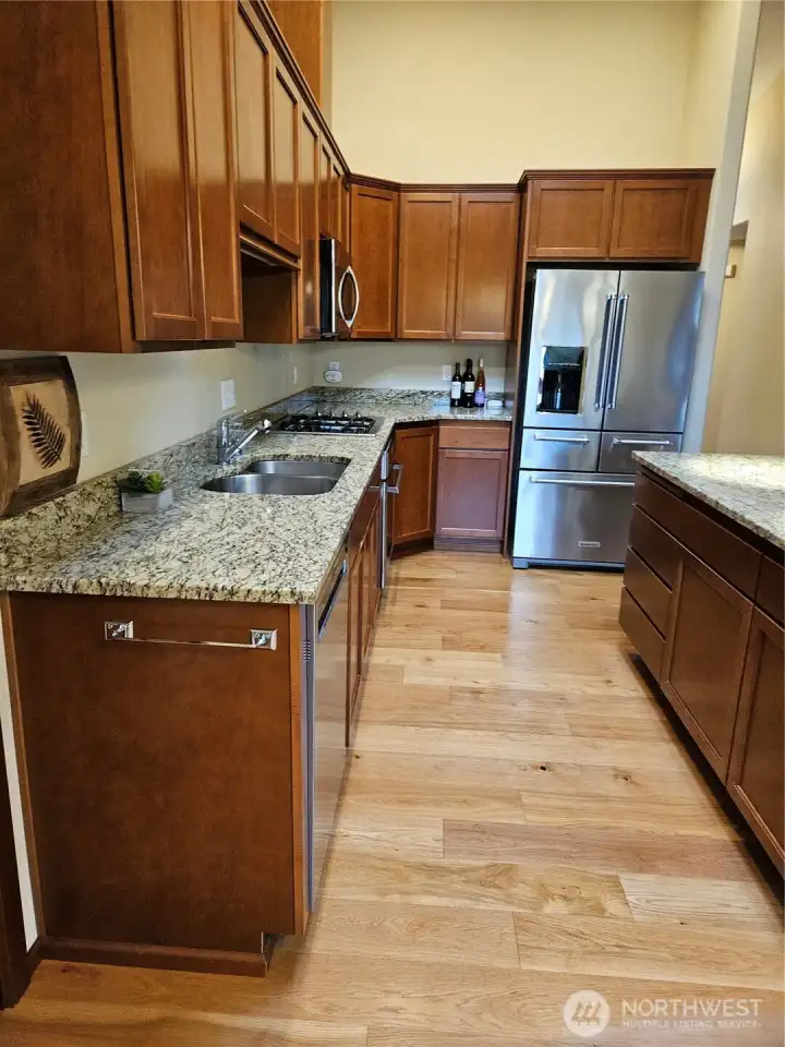 A low-maintenance kitchen with an ideal layout for effortless meal preparation.