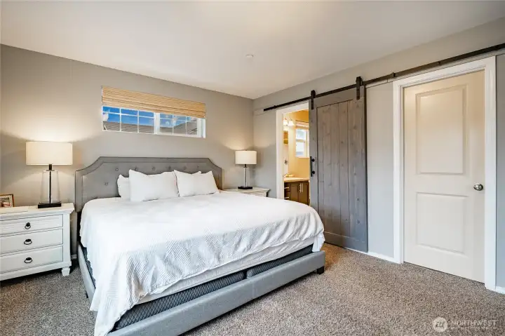 Primary ensuite w/bath & walk-in closet.