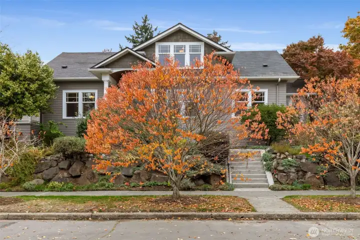 Autumn colors delight, as will every other season in this special Mt Baker house.
