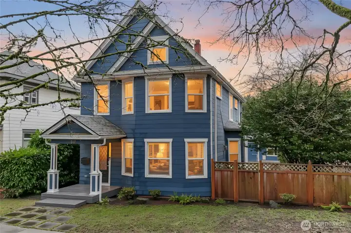 Beautiful Tacoma Victorian close to endless amenities.