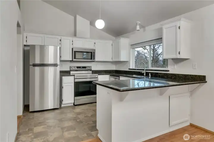 Perfect sized kitchen with all newer granite counter tops!