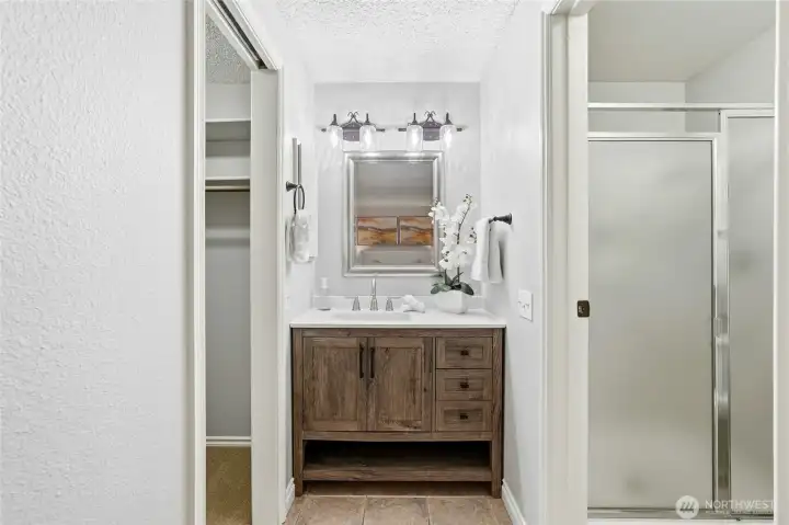 En suite bath for everyday comfort.