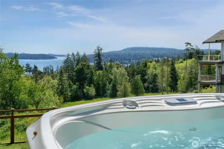 Exterior hot tub overlooking Cornet Bay + Deception Pass boat traffic