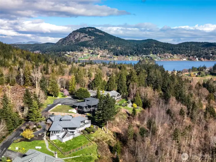 Beautiful Water & Mountain Views - close in proximity to Cornet Bay for boating, Campbell Lake, 15 mins to downtown Anacortes.