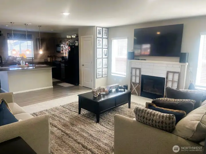 Open concept kitchen/dining perfect for entertaining!