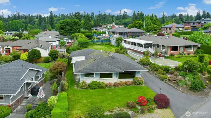Nice size front yard.