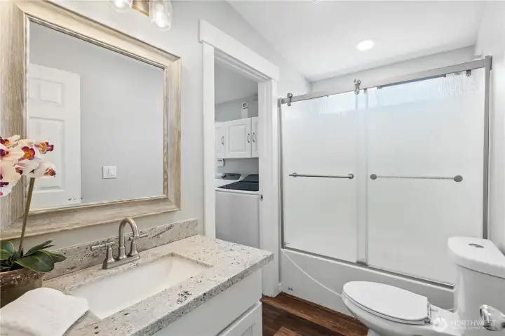 Main bath with tub