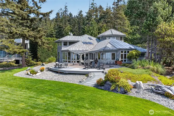 A masterful blend of sophisticated architecture and resort-style landscaping, this extraordinary estate offers expansive outdoor living spaces, exceptional privacy, and timeless Pacific Northwest luxury.