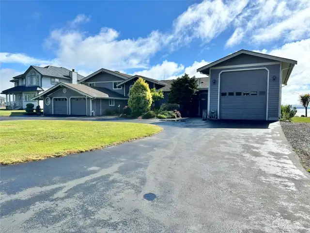 Circular driveway ~ Large RV garage/Shop~3-garages