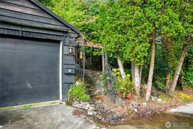 Street-level 1 car garage