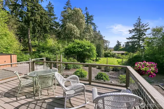 A quiet secluded back yard on a dead end street. Enjoy living minutes from the Fort and downtown, yet the peaceful setting of living in the country. And did I mention Southern Exposure! Sun Sun Sun!