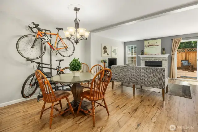 There’s plenty of space for a 4–6 person dining table, with room to spare for a buffet or decorative shelving unit.