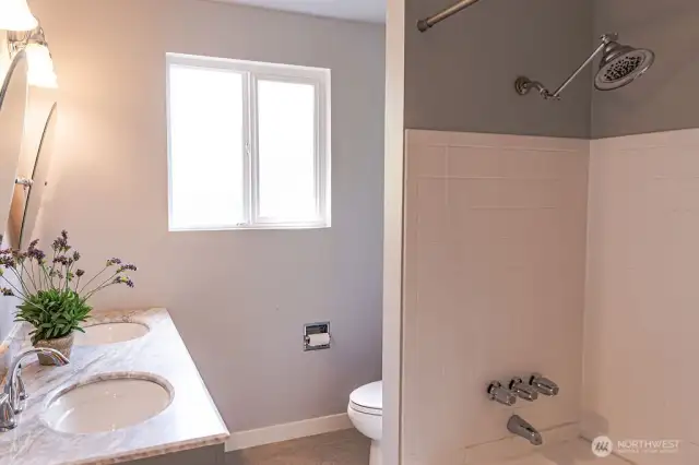 Main floor full bathroom